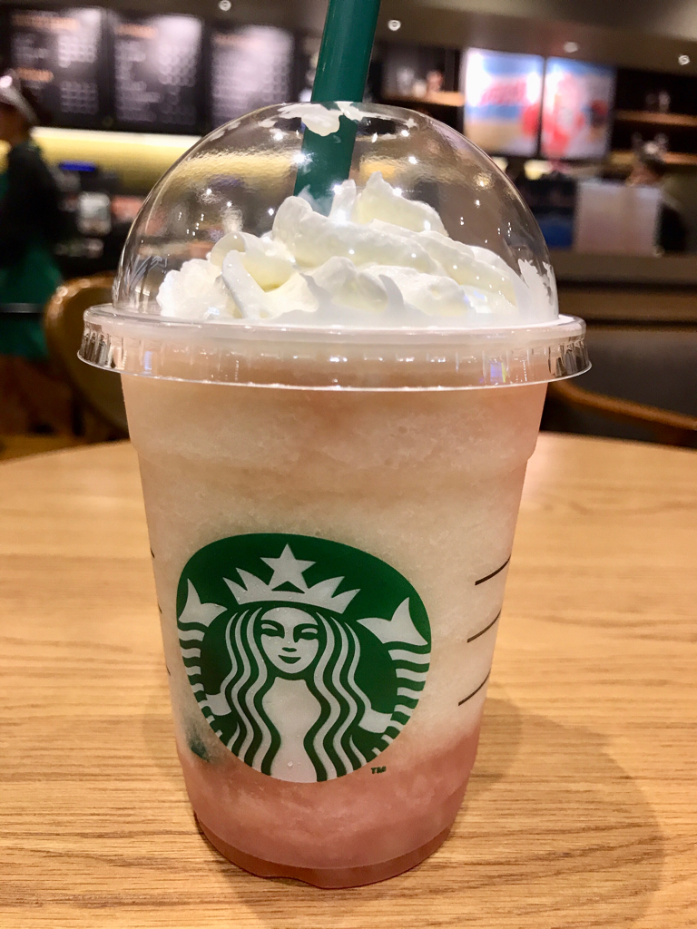 【スタバ新作】桃の果肉がごろごろ『ピーチ オン ザ ビーチ フラペチーノ』が美味しかった！ | takaroggokko